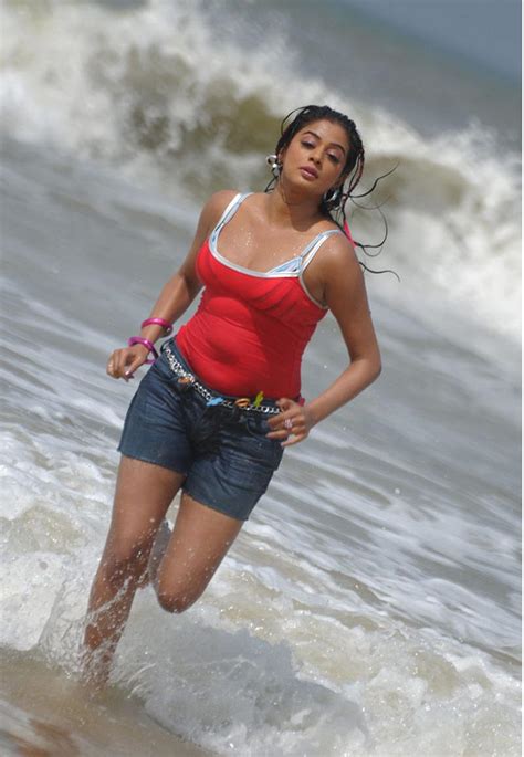 actress beach pics